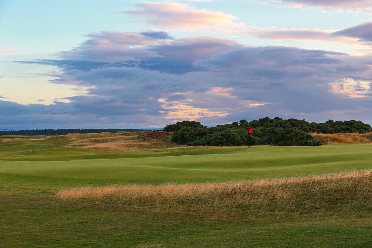 kevinmurraygolf's tweet image. Hands up who would like to be playing the old course @TheHomeofGolf even in the muddle if Winter 👍 #Lovegolf #GolfArt #StAndrews