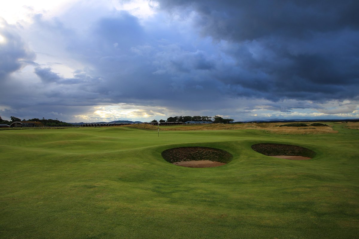 kevinmurraygolf's tweet image. Hands up who would like to be playing the old course @TheHomeofGolf even in the muddle if Winter 👍 #Lovegolf #GolfArt #StAndrews