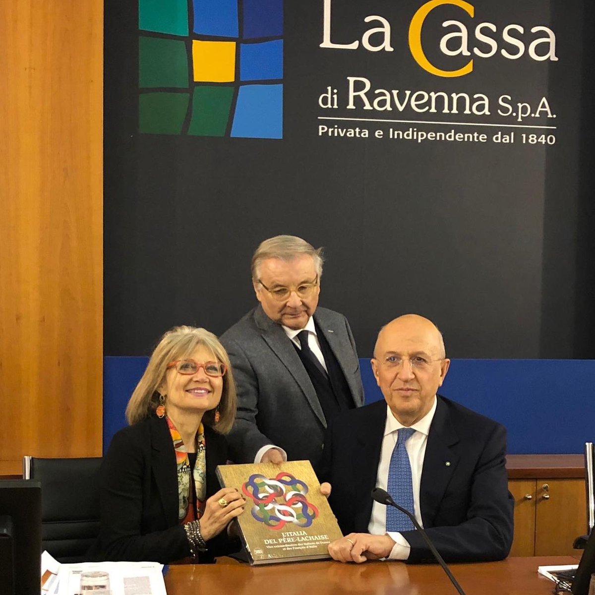 ItalyinParis's tweet photo. Presentato al @ComunediRavenna 📚 “𝓁’𝐼𝓉𝒶𝓁𝒾𝒶 𝒹𝑒𝓁 𝒫è𝓇𝑒-𝐿𝒶𝒸𝒽𝒶𝒾𝓈𝑒” Definito dai Presidenti #Patuelli e #Mingozzi “un’opera straordinaria in memoria di Aurelio Orioli e di tutti i patrioti italiani” @RavennaTourism @italyMfa @ITperelachaise @ComitesP @RavennaWebTV https://t.co/T07Sx1l9Sd