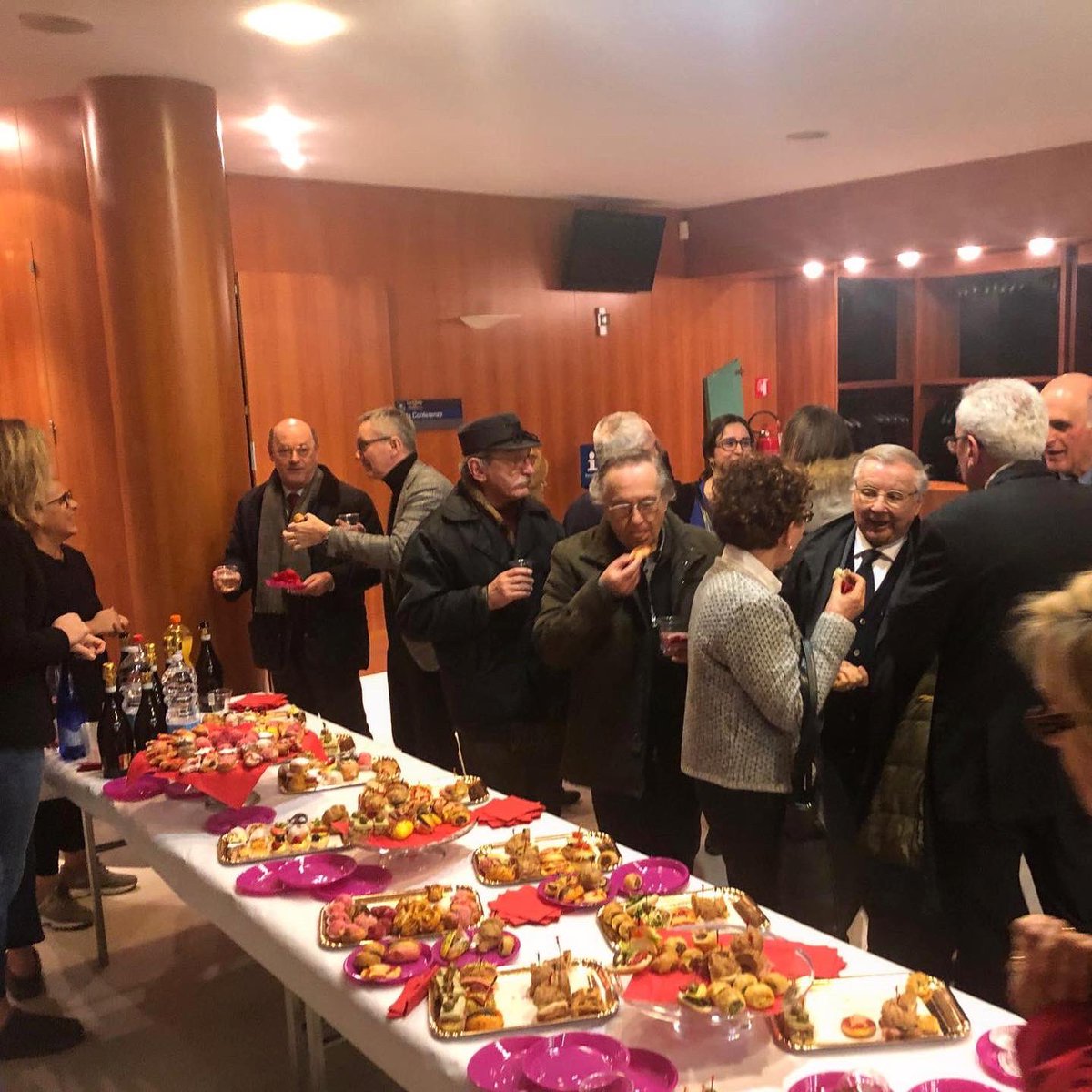 ItalyinParis's tweet photo. Presentato al @ComunediRavenna 📚 “𝓁’𝐼𝓉𝒶𝓁𝒾𝒶 𝒹𝑒𝓁 𝒫è𝓇𝑒-𝐿𝒶𝒸𝒽𝒶𝒾𝓈𝑒” Definito dai Presidenti #Patuelli e #Mingozzi “un’opera straordinaria in memoria di Aurelio Orioli e di tutti i patrioti italiani” @RavennaTourism @italyMfa @ITperelachaise @ComitesP @RavennaWebTV https://t.co/T07Sx1l9Sd