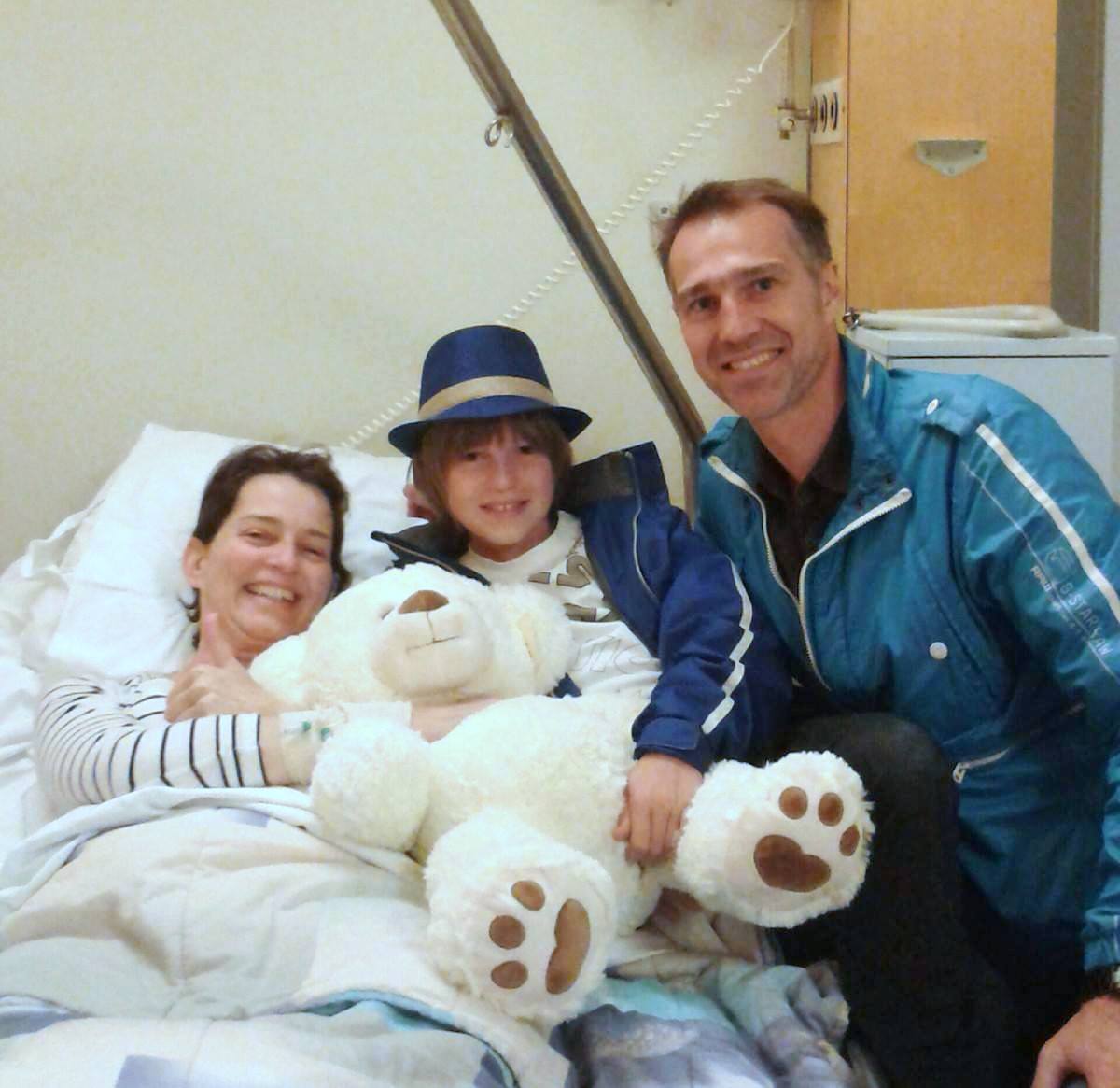 Het zijn er acht
Die je normaal niet in prognoses ziet
Het zijn er acht
Nog nooit bezongen in een levenslied
Het zijn er acht waarvan ik dacht
Dat ik ze nooit beleven zou
En vandaag volleef ik ze met jou

*Vandaag heb ik officieel acht jaar kanker. 
Foto uit 2013 - heup gebroken