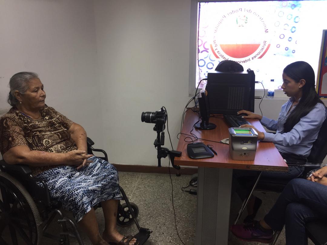 RRSSLaguaira's tweet image. Siguiendo instrucciones del Director General Dr. Gustavo Vizcaino y la Coordinadora Estadal Dra. Zaida Rodriguez, en el Saime La Guaira brindamos un trato especial a las personas de la tercera edad, garantaizandoles su derecho a la identidad.