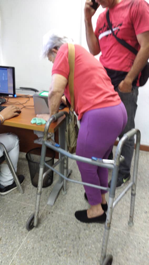 RRSSLaguaira's tweet image. Siguiendo instrucciones del Director General Dr. Gustavo Vizcaino y la Coordinadora Estadal Dra. Zaida Rodriguez, en el Saime La Guaira brindamos un trato especial a las personas de la tercera edad, garantaizandoles su derecho a la identidad.