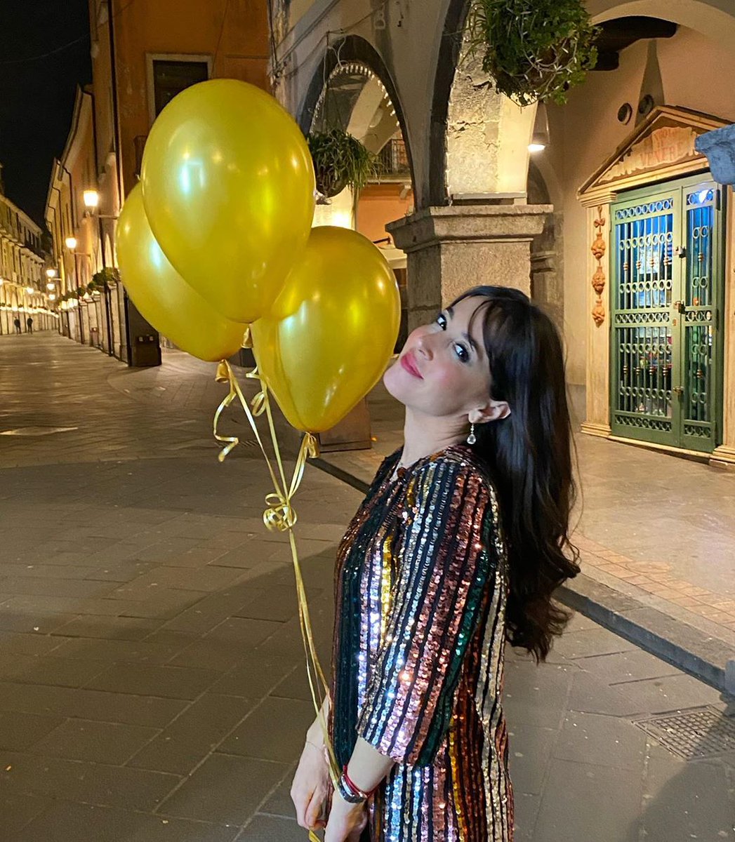 The beautiful Italian politician Licia Ronzulli😊🎈#liciaronzulli #italianwoman #italianbeauty #italian_city #partydress #paillettes #cutegirl #sweetness #golden #balloons #palloncini