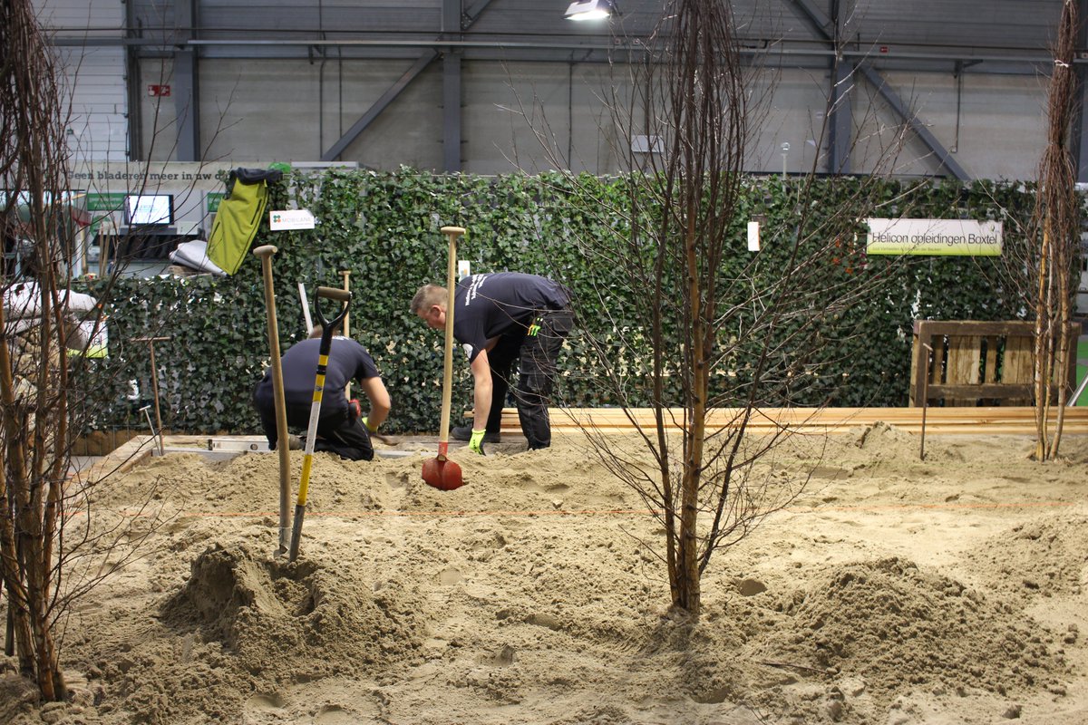 WorldSkillsNL's tweet photo. We zijn bij de finale van de mbo-vakwedstrijd #hovenier. Deze 3-daagse finale wordt georganiseerd door @GroenOndernemen en vindt plaats tijdens de beurs @MijnTuinIdee. Na de laatste wedstrijddag morgen weten we wie zich Nederlands kampioen tuinaanleg mag noemen!💪🍃 #ditismbo https://t.co/W7eheMHiY4