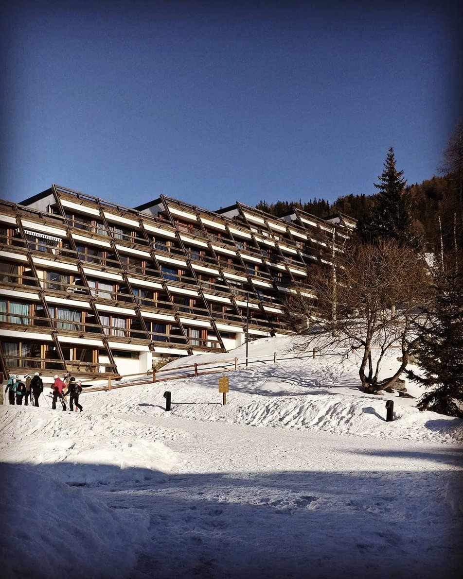jlcassely's tweet photo. J'ai écrit une chronique pour @LEXPRESS sur un sujet qui me fascine depuis longtemps : l'urbanisme et l'imaginaire des stations de ski françaises vintage. J'en ai profité pour proposer la création d'un musée des Bronzés https://t.co/Go9i3NuSUg https://t.co/0b3YKbVKYt