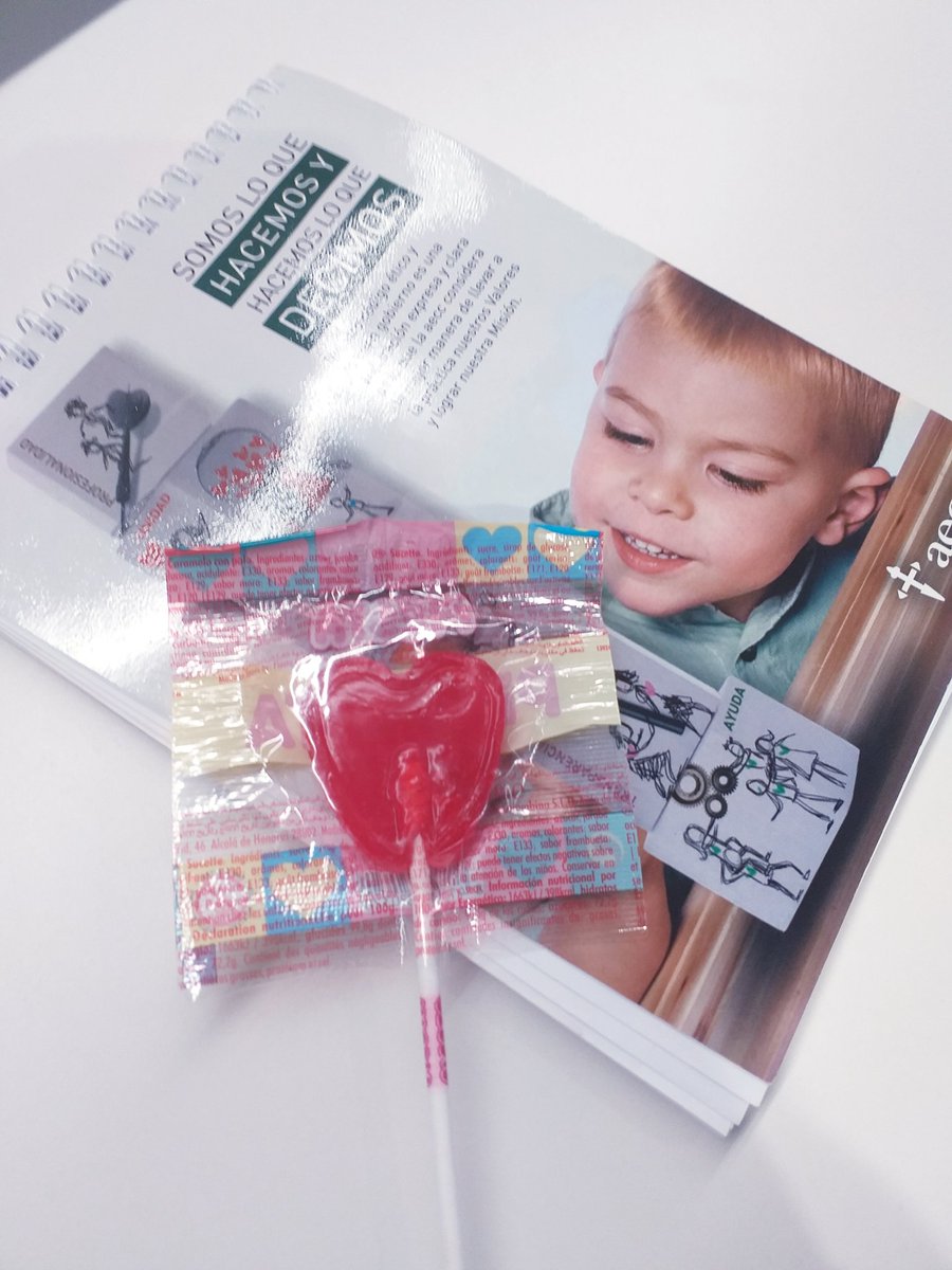 Miren_Stewart's tweet photo. Sorpresa en #SanValentin en la ofi, muchas gracias Soraya por hacernos estas super galletas y @aupanai por mi chuche favorita!! #felicidades #supercompis https://t.co/TeNsfBI7xW
