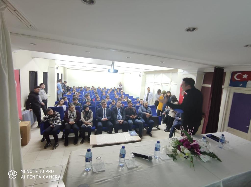 Balışeyh  Sporla  Gelişiyor  Projesi  kapsamında  Kırıkkale İl Emniyet  Müdürlüğü Toplum  Destekli  Şube Müdürlüğünce gençlere yönelik '' Güvenli İnternet, Teknoloji Bağımlılığı  ve Siber  Suçlar"  ilgili  konferans  verildi.