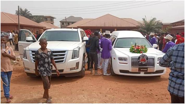 SaharaReporters's tweet photo. PHOTONEWS: Corpses Of Nnamdi Kanu’s Parents, Isreal And Sally Arrive Umuahia For Burial | Sahara Reporters 
Kanu, leader of the proscribed Indigenous People of Biafra, is in exile after he jumped bail granted him during his trial.
SEE MORE: https://t.co/ZmoAFtmcZg https://t.co/eBfUMNqofT