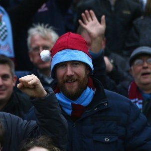 cheshamutdfc's tweet photo. 🚨NEWS FLASH🚨

The commentary team is complete, @CheshamUTD_YTH very own @AlexHorne will be joining @elisjames &amp; @nomadicrevery for the @GosportBFC game on Sat 22nd February.

The trio will be joined by the @BBCSport Football Focus cameras to capture the commentary team at work. https://t.co/84OHUdKnSW