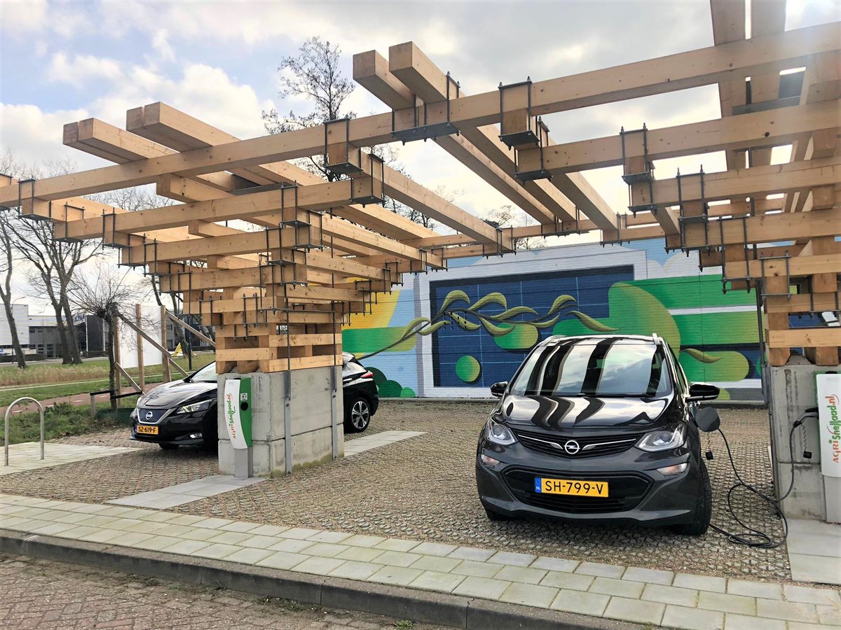 Onze overkapping is af! Studenten van <a href="/Scaldambo/">Scalda</a> hebben hun werkzaamheden afgerond en de hekken op het park weggehaald. In het voorjaar worden er nog zonnepanelen op het dak gelegd.