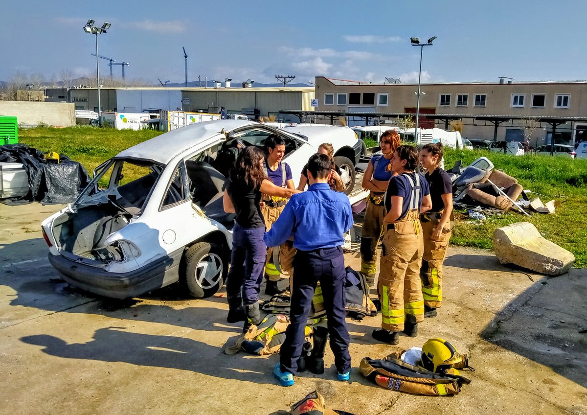 Aquest matí hem compartit jornada de pràctiques i aprenentatge entre l'equip d'escarceració del parc de #Girona  i el primer equip format íntegrament per #Bomberes de <a href="/bomberscat/">Bombers</a>
Compartint colze a colze experiències i coneixements per a créixer com a professionals. #bomberscat