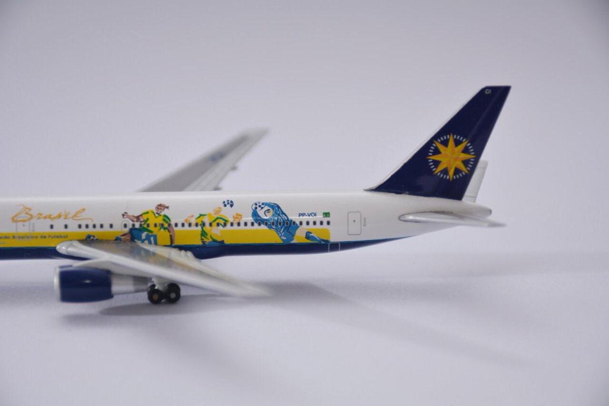 airtangohobbie2's tweet photo. Único modelo de @varigbrasil con livery de la @CBF_Futebol 
#varig #aeroportoguarulhos https://t.co/VQZx67wqfn