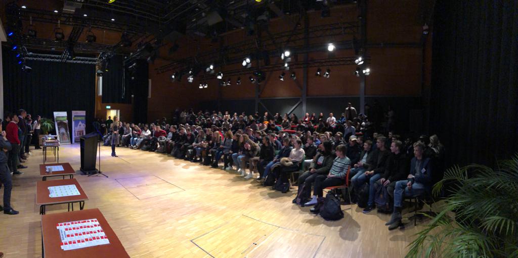 Vandaag zijn wij vertegenwoordigd tijdens Build Your Future. Ruim 400 eerstejaars studenten #bouwkunde van de <a href="/hsrotterdam/">Hogeschool Rotterdam</a> en <a href="/dehaagse/">De Haagse Hogeschool / THUAS (INACTIEF/INACTIVE)</a> gaan bij de <a href="/tudelft/">TU Delft</a> aan de slag met vraagstukken over #duurzaamheid, #BIM, #transformatie, #nieuwbouw en #renovatie.