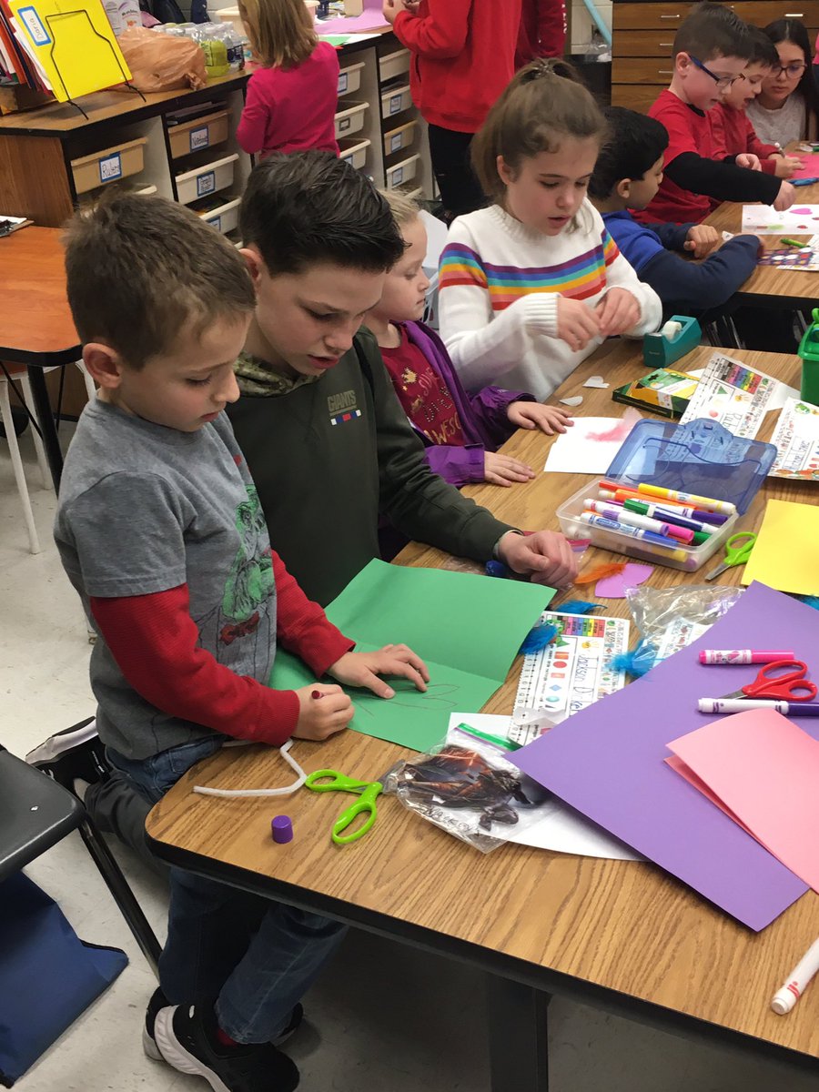 5th graders helping our Kindergarten buddies make Valentines. ❤️ @MrsMackeyK <a href="/RoundHillES/">Round Hill Elem</a> #ValentinesDay