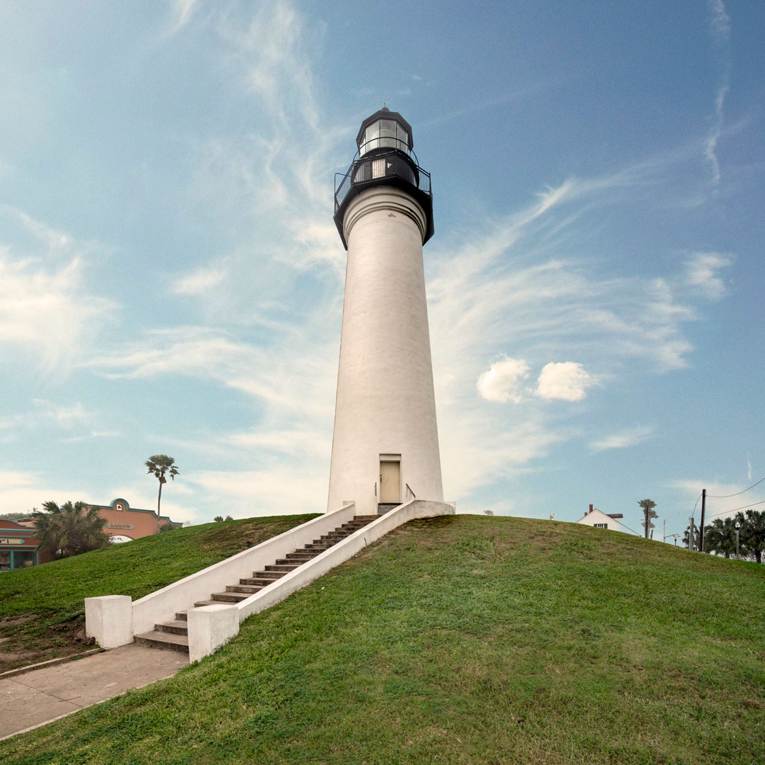 TxHistComm's tweet image. Port Isabel Lighthouse was built in 1852 at the request of sea captains that needed assistance navigating the waters of the Texas coast. 

Climb 75 winding stairs and take in the coastal sights at the last Texas lighthouse open to the public. 

Learn more: ow.ly/yk5F50yisH7