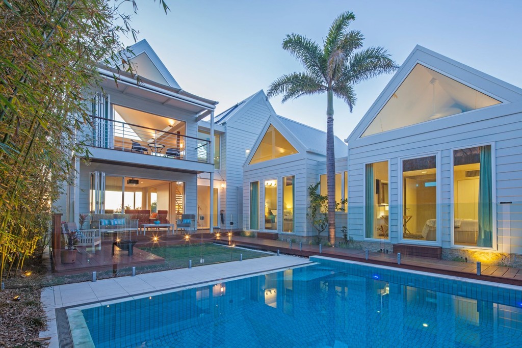 sothebysrealty's tweet photo. Extraordinary Property of the Day: Striking Ocean Vistas in New South Wales, Australia. #EPOTD #sothebysrealty #Australia https://t.co/GL8WQn1pix https://t.co/UjOwIguz7U