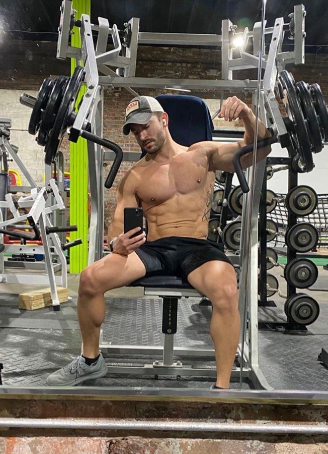 LegFanMan01's tweet photo. GSS gym shoot! https://t.co/Z8onif1Stn