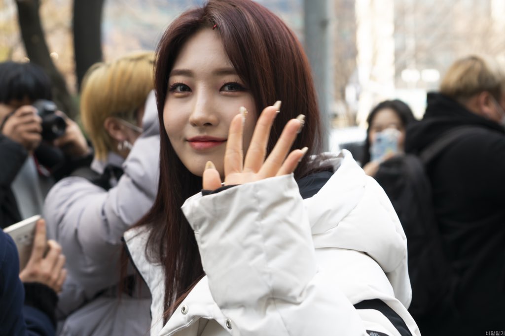 dobbys960's tweet photo. 200214 에버글로우 시현 뮤뱅 중출 #에버글로우 #EVERGLOW #시현 #SIHYEON https://t.co/uyB1kVF0LD