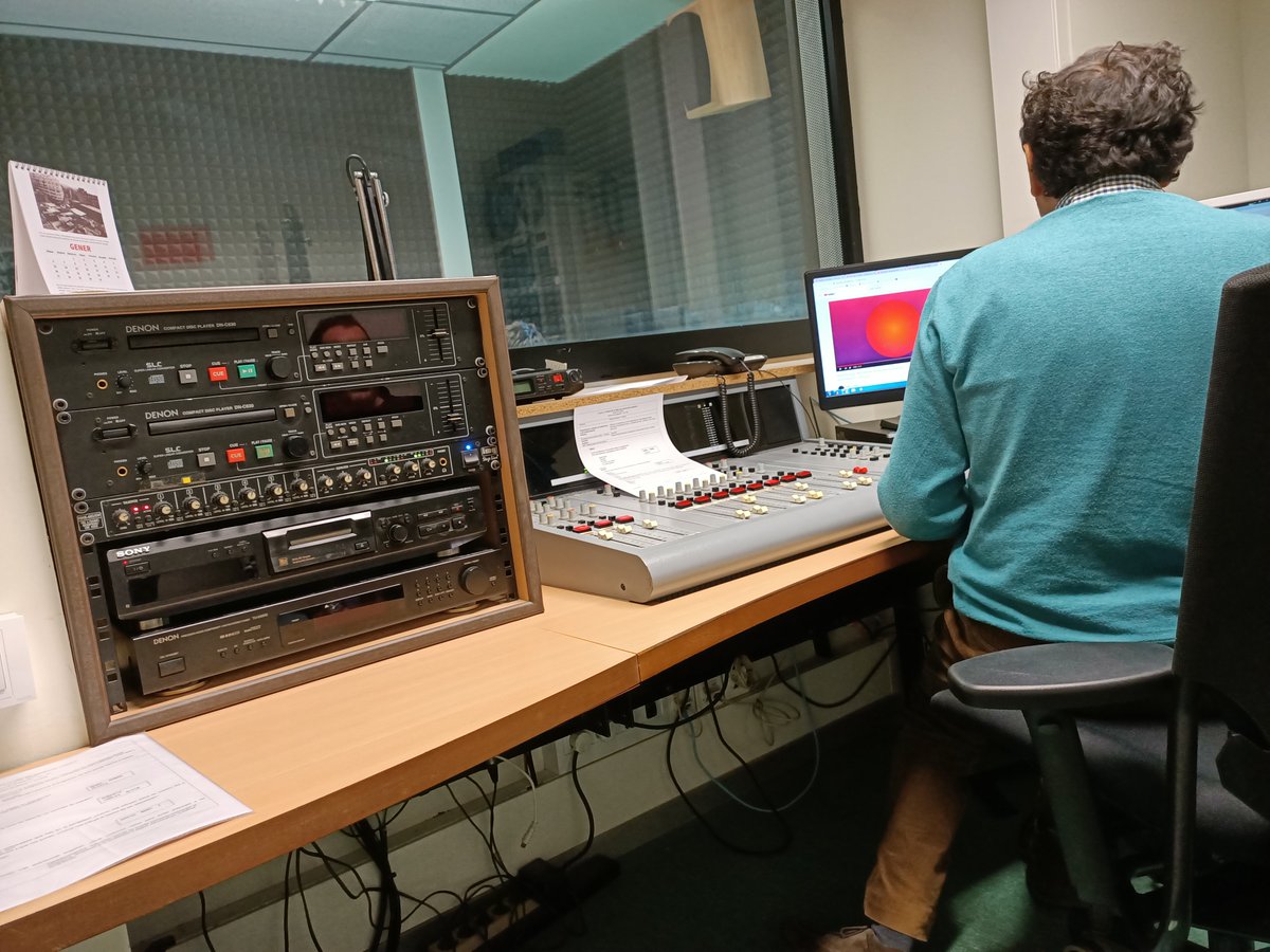 FSYC_centrodia's tweet photo. El lunes estuvimos en @torrebarrinalh grabando el episodio n⁰15 de nuestro programa de radio "Pasos de plomo". Surgió un interesante debate acerca de las apariencias y los prejuicios. Podéis escucharnos en nuestro canal de ivoox: https://t.co/Rignb39bMr
@JordiMelich @LekandaAne https://t.co/nXxc1enHY5