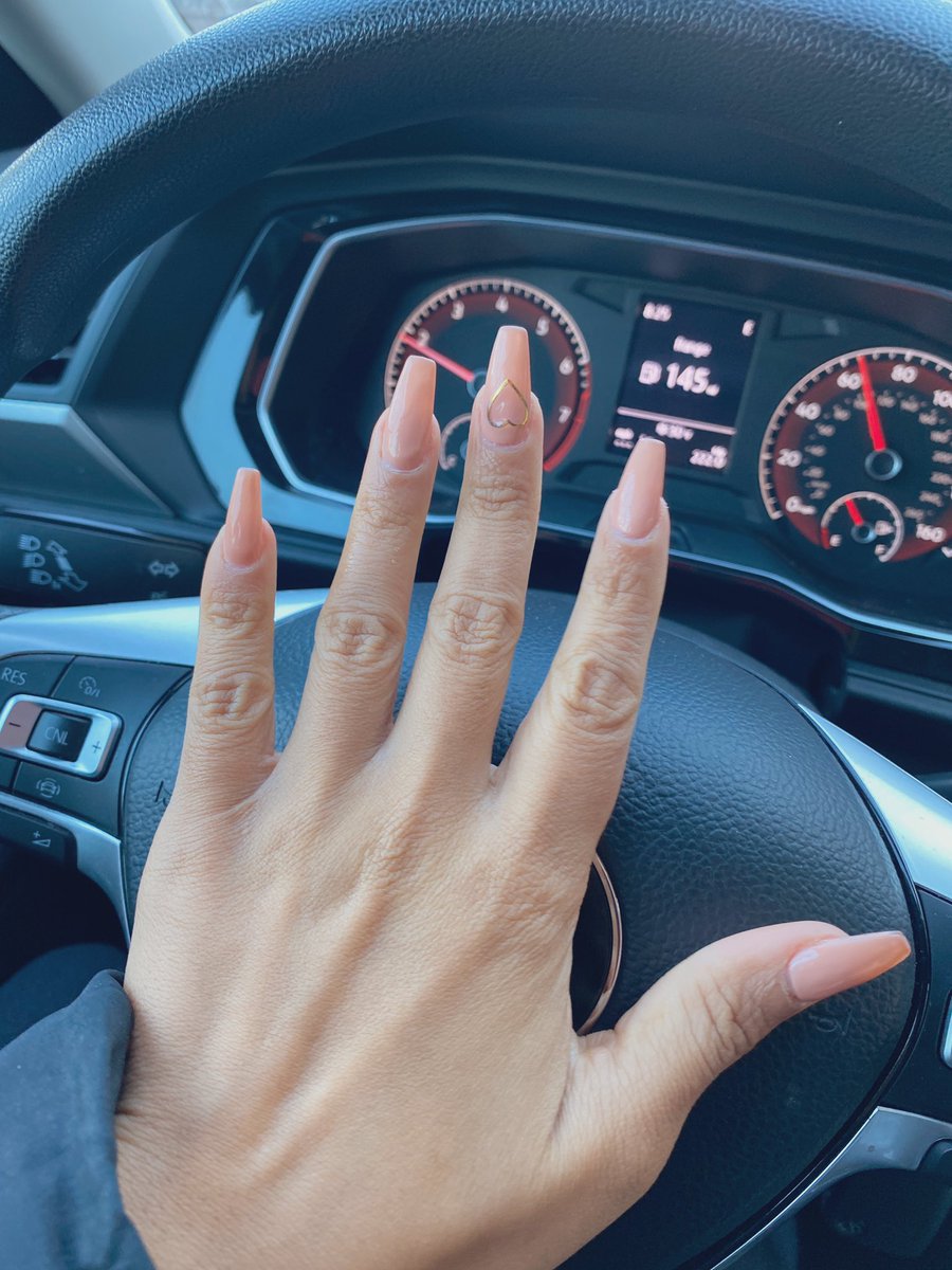 An_drre_ah's tweet image. My vieja hands with my vday nails🥰