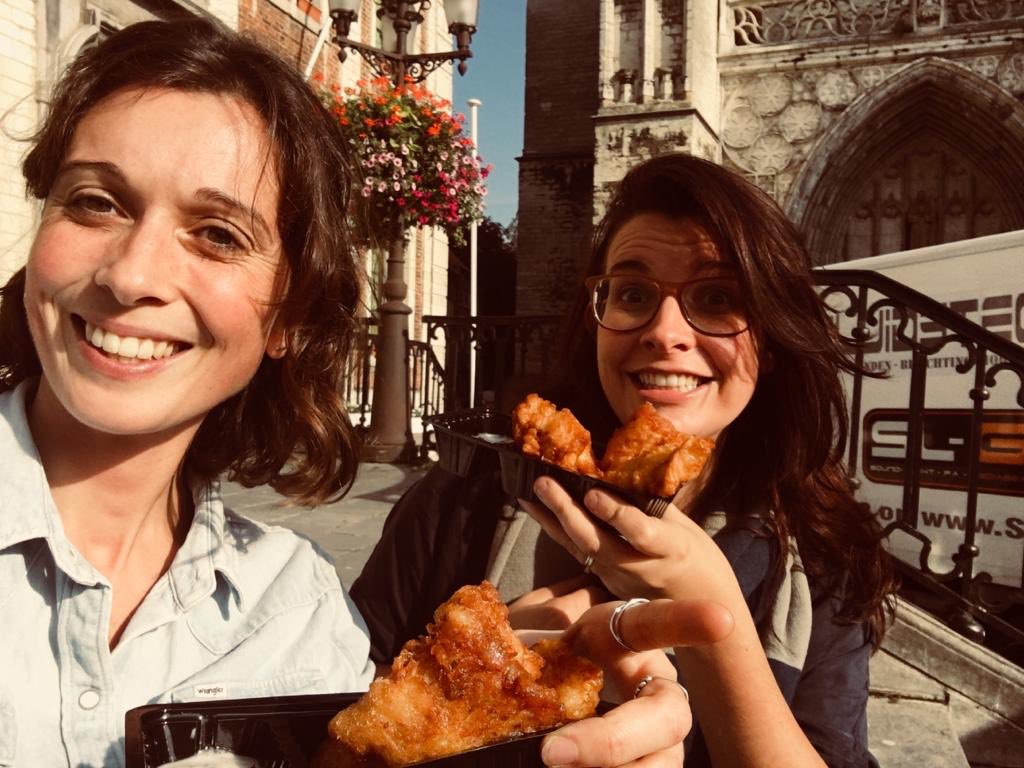 One last <a href="/RefugeesWellSch/">RefugeesWellSchool</a> ‘behind the scenes’ before the weekend commences! 

This is a picture of the overly enthusiastic Belgian team enjoying the autumn sun and free (!!) fried fish at a market in <a href="/staddiest/">Stad Diest</a>, after an intense morning of recruiting adolescents for the study.