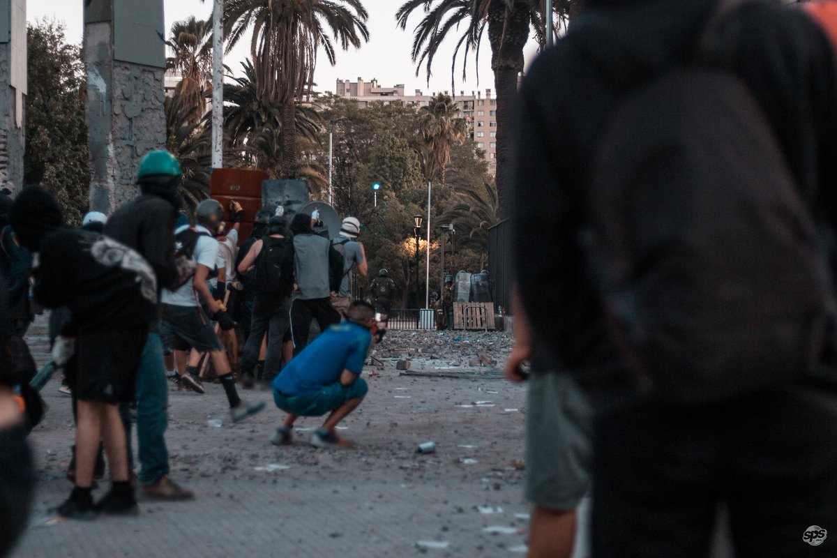 SPSProd's tweet photo. Viernesitos de mi corazón en dignidad, no estaré contigo por vacaciones pero sé que muchos estarán ahi dando el aguante contra los pacos qlos hdps ✊🏿🙌🏿🔥💣 SE VIENE MARZO CTM!!!

#spsprod #renunciapiñera #chiledesperto #primeralinea #acab #protesta #plazadeladignidad #pacoculiao https://t.co/TOLydUqYtc