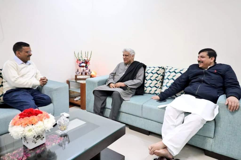 Lyricist Javed Akhtar met Chief Minister, ,@ArvindKejriwal  Rajya Sabha MP,@SanjayAzadSln  at CM house to congratulate him for his win in #DelhiElections.