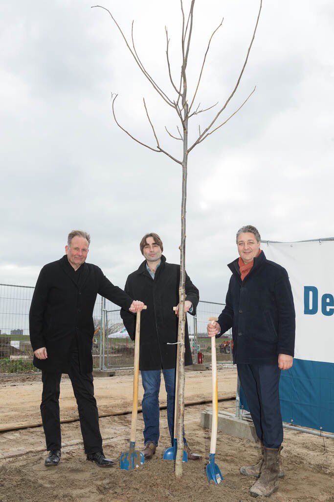 We gaan weer bouwen! Vandaag plantten we de eerste boom in de buurt Stelt-Zuid, met <a href="/VreeSliepen/">De Vree en Sliepen</a> en <a href="/gem_Nijmegen/">Gemeente Nijmegen</a>. Er komen 20 sociale huurwoningen die komende zomer al klaar zijn. Tussen nu en 2025 verwachten we <a href="/Waalsprong/">Waalsprong</a> 700 huurwoningen bij te bouwen. talis.nl/2162-2/
