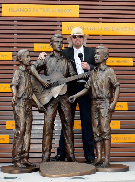 PigottTur's tweet photo. February 14-2013 #Sir 😍 #BarryGibb and family #BeeGeesWay in the inauguration of the first statue to #BeeGees #Redcliffe #Australia https://t.co/PTmz7d9WbY