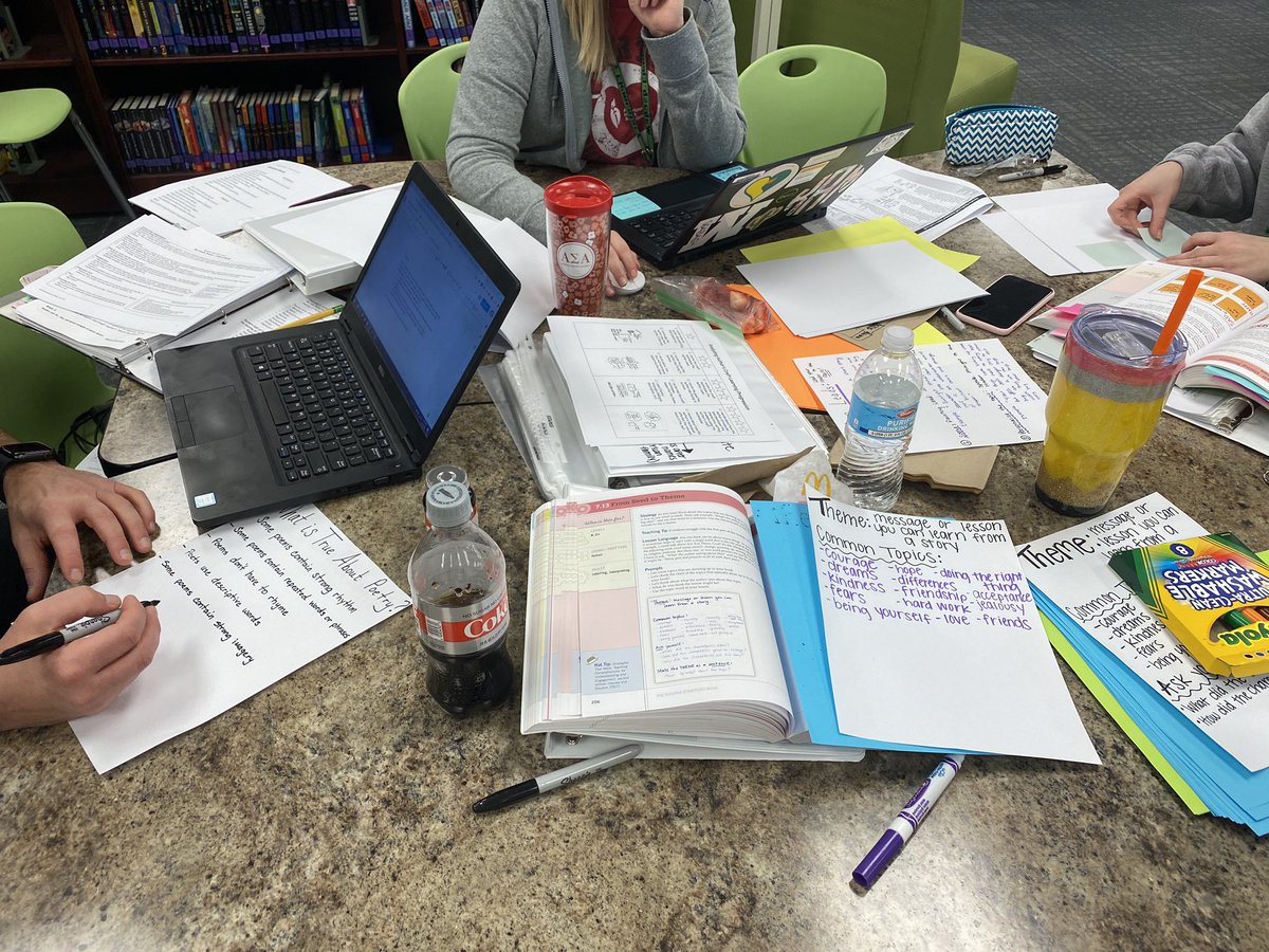 WBEPickle's tweet photo. Reading and writing tool kit making is so much easier when you divide and conquer with your team. #WBE @WabashStation #5thGradeRocks https://t.co/AAxqAVQB34