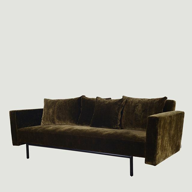 Slim block square arms box off this cool customer. Scatter back cushions soften the look and create a comfortable space.⁠
.⁠
.⁠
.⁠
.⁠
.⁠
#olivegreen #olivesofa #greensofa #greenvelvetsofa #varese #velvet #sofa  #interior #myhomevibe #designersgui… ift.tt/2UQwJMh