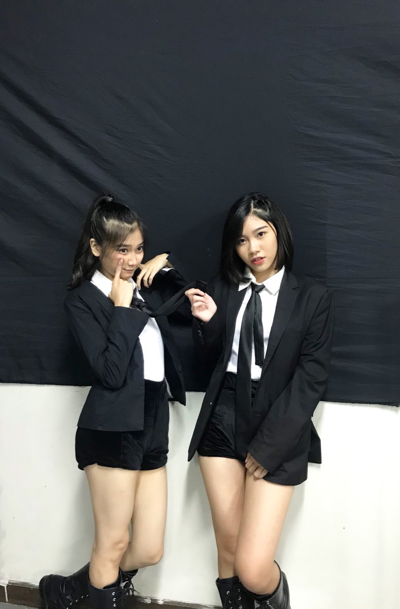 copuco_'s tweet photo. Jadi gini kronologinya.. 
Keciduk selingkuh, dimarahin, dia minta poto bareng juga. Memang susah beristri 2 😭 @AyaJKT48_ @R_AninJKT48 
Anw its a wrap! Thankyou!!! Gmn td aku laydown hhe #JKT48KIIIvsKIII https://t.co/pElbhEHSjQ