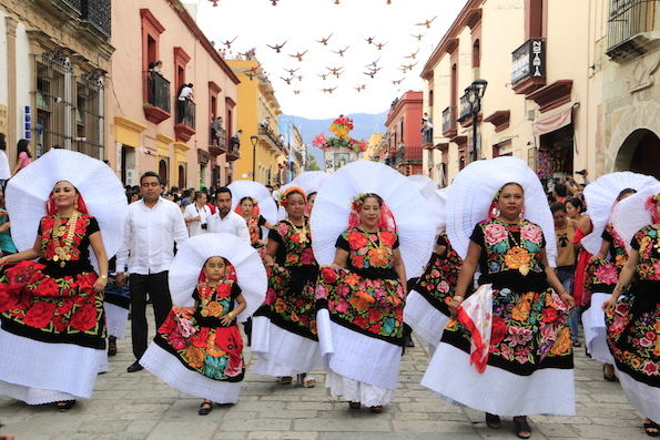 Radio México Intl. on X: "Conoce el Son #Istmeño🎵 Es un género musical  clásico del istmo de Tehuantepec, es similar al vals, su principal  característica es que se canta en #Zapoteca, aunque