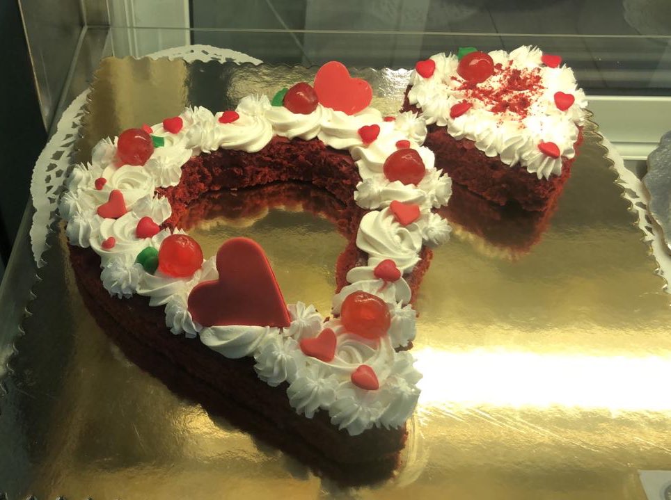كيك الفالنتاين لسا متوفر عنا ❤️

يوجد خدمة التوصيل على 0797440234 🚗