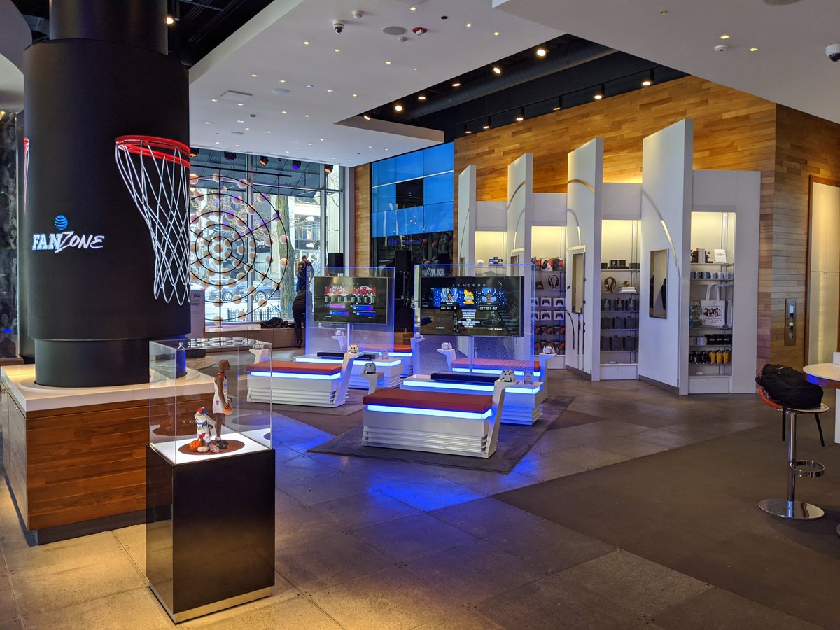 MoKhn817's tweet photo. #ATTOnLocation is here at the @ATTMichiganAve Store. Come check out the #ATTFANZONE and experience #ATT5GLIVE. #LifeAtATT https://t.co/YZxCYwtKpy