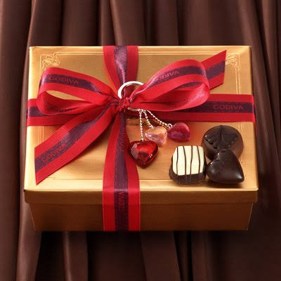 DramaticArrow's tweet image. — En la elección de chocolates para cada una de sus amigas tuvo cuidado de que los de Honoka resultaran ser los más pequeños, no deseaba dar calorias extra a su amiga y estaba segura de que sería consentida por Kotori. —

Feliz San Valentín, Honoka, todos tuyos.  @HonkyRP