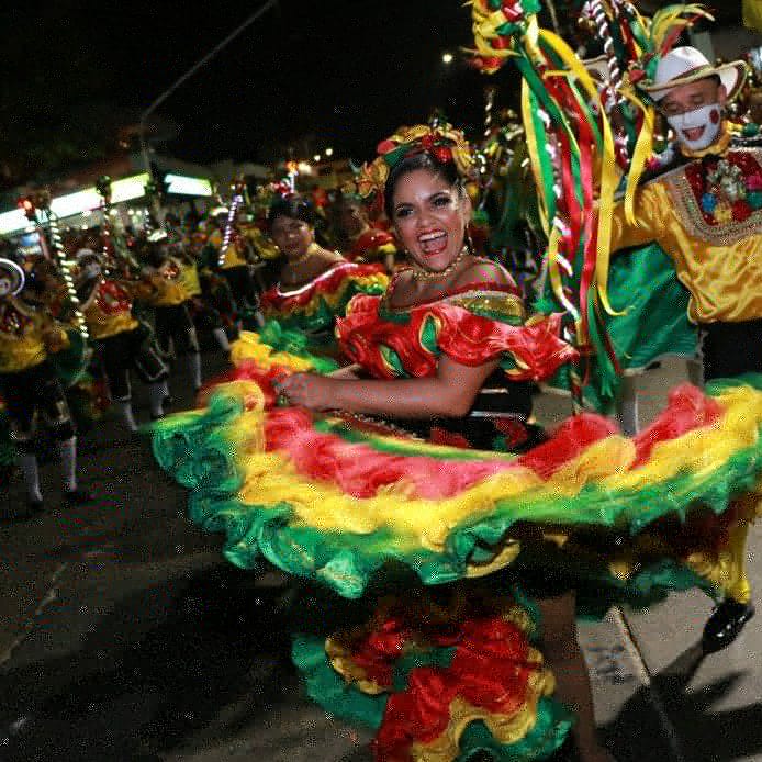 Faroles y luceros girando entre la noche, la brisa es un derroche de sones cumbianberos, locura de colores, las calles de curramba...  Así es, hoy se vive en Barranquilla La Guacherna! #laguacherna
Conoce más de esta fiesta en: tierraquerida.com.co/pa-la-guachern…