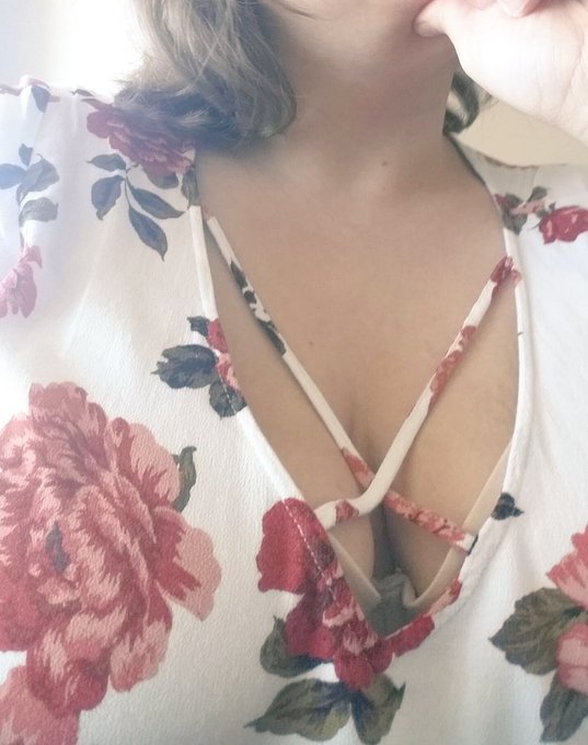 Is this considered Valentine's casual???  Off for a lovely massage. Wish you were here ♡ https://t.c