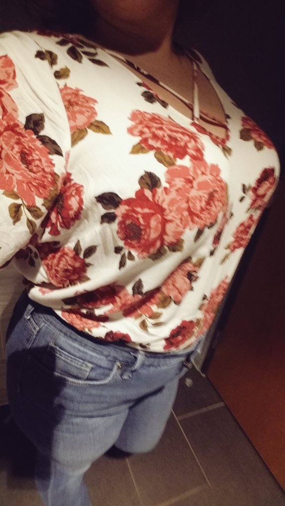2 pic. Is this considered Valentine's casual??? Off for a lovely massage. Wish you were here ♡ https://t.co/hr9Ln6Pwp4