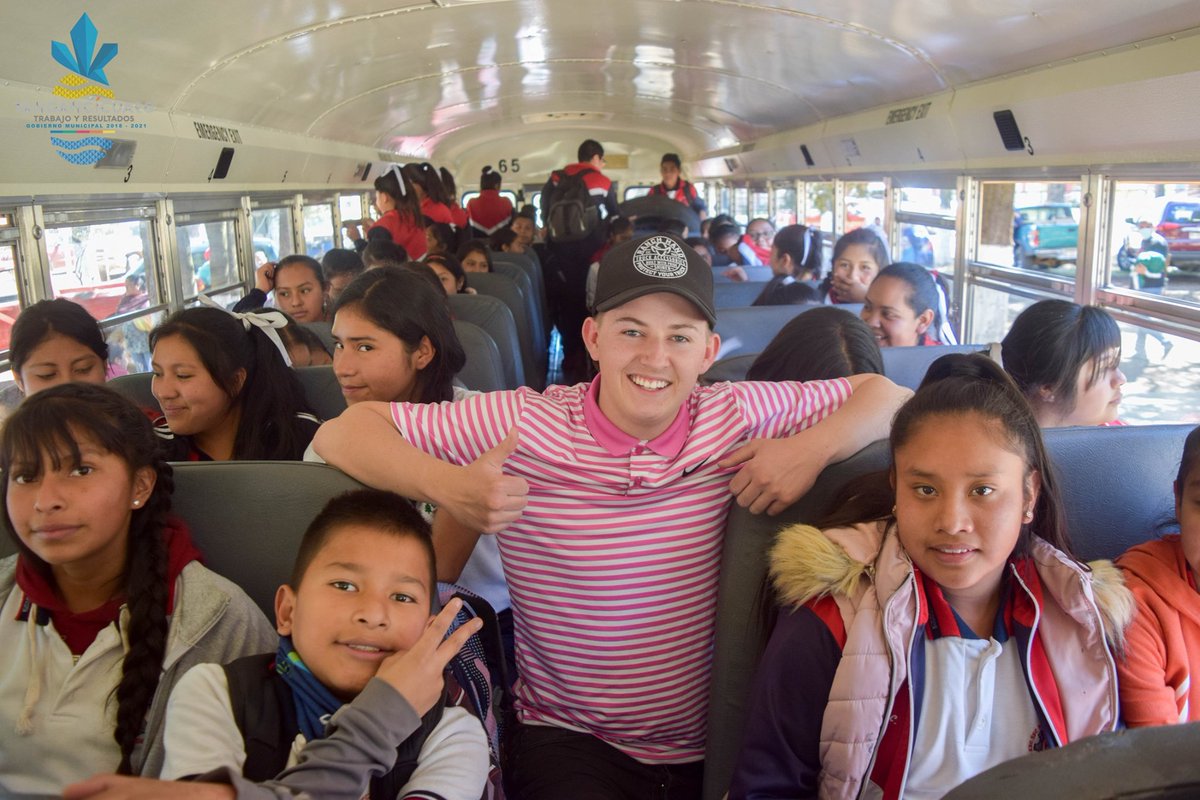 YaEsNoticiaMx's tweet photo. Un estudiante de Estados Unidos de nombre @DylanEnce logró su meta: reunir el dinero suficiente para comprar un autobús escolar y donarlo a una escuela en #Patambán #Michoacán #Mexico repleto de útiles escolares. @USAmbMex @Silvano_A @GobMichoacan https://t.co/CGrtjgZwvE