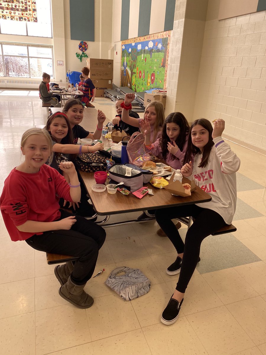 Today Washington School joined over 3000 schools in the US in “No One Eats Alone Day”. 
This is a day in which all kids feel included, valued and accepted.