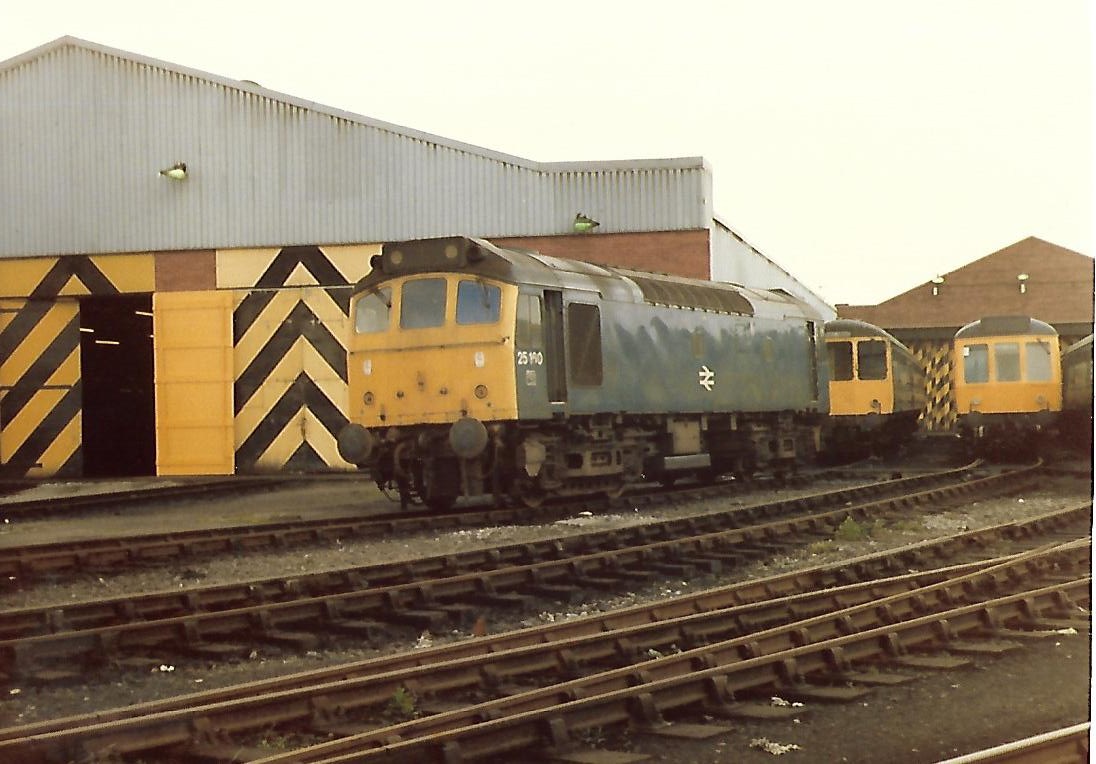 Not long left! British Rail Class 25 Sulzer Type 2 diesel 25 160 among the DMUs at Newton Heath Depot 3/5/82. Built as D7510 at Derby in 1964, withdrawn 10/82 and scrapped by Vic Berry, Leicester 1987. #BRBlue #BritishRail #NewtonHeath #trainspotting #diesel #Derby #Class25 🤓