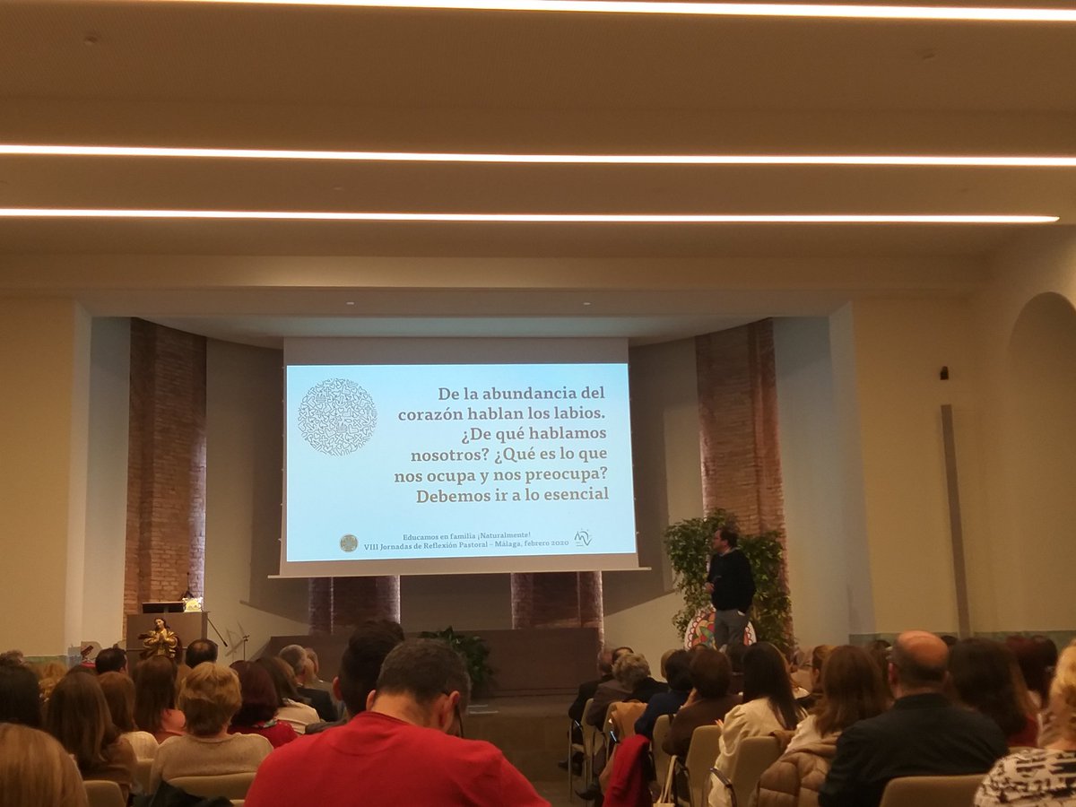 charovl's tweet photo. ¿De qué hablamos en nuestras aulas? "La situación del contexto en el que vivimos no va a cambiar si no trabajamos con las familias" Óscar Alonso @OscarAlonsoPeno #JRP20 https://t.co/iaeBL5sEMY