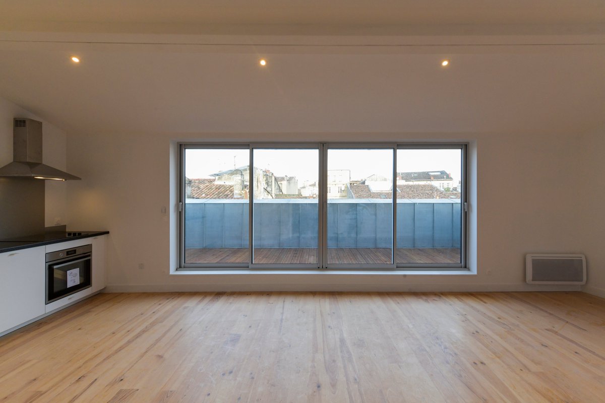 Inauguration par inCité et l’investisseur Delis de 3 immeubles à St-Michel entièrement restructurés dans le cadre de la requalification du centre historique : 8 logements réaménagés, dont 1 maison de ville avec cour et 3 logements à bas loyer. Visite avant/après