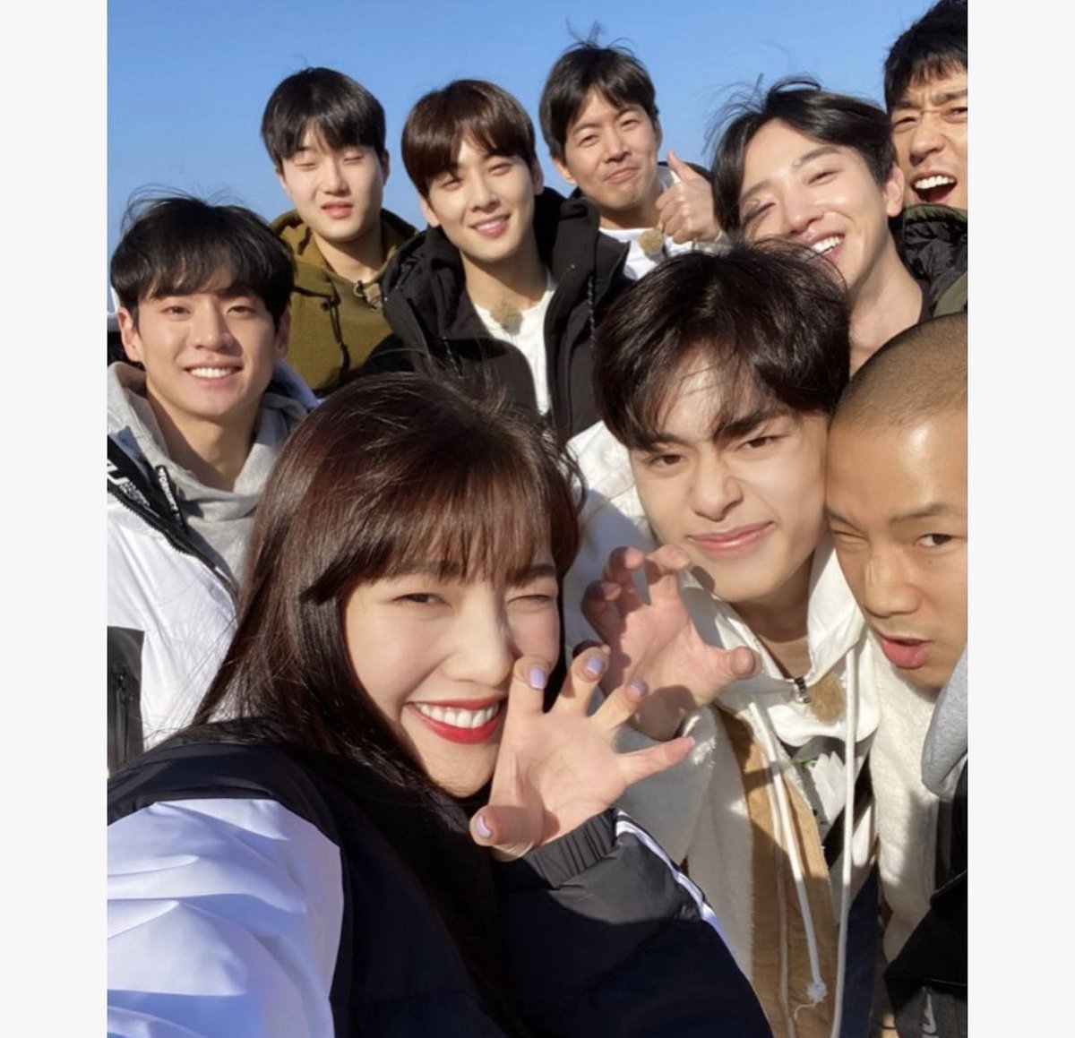 5555555555555555555555555555555555555555555555555555555555 ก็แซวเล่นๆมั้ยอะเรื่องเป็นพี่น้องกันอะ สรุปเป็นพี่น้องกันจริงๆหรอเหมือนนัดกันมาแล้วว่าจะทำท่านี้โอ้ยยยยยจอยเจี๊ยบ 5555555555