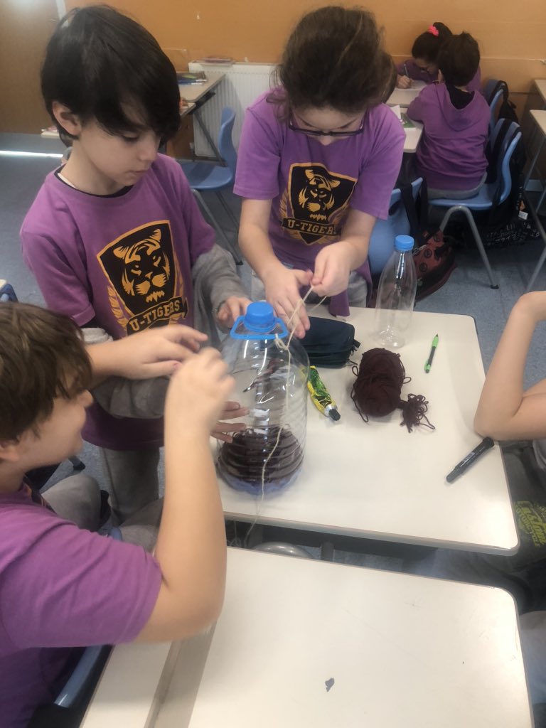 5.Sınıf öğrencilerimiz #STEM dersinde karlı havalarda doğadaki maddeleri kullanarak tasarımlar yaptılar.Tasarımları sonucunda hayvanları kurtarmak için pet şişelerden sal ve aşağıya düşen hayvanlar için makara sistemini kullanarak kurtarma sistemlerini oluşturdular