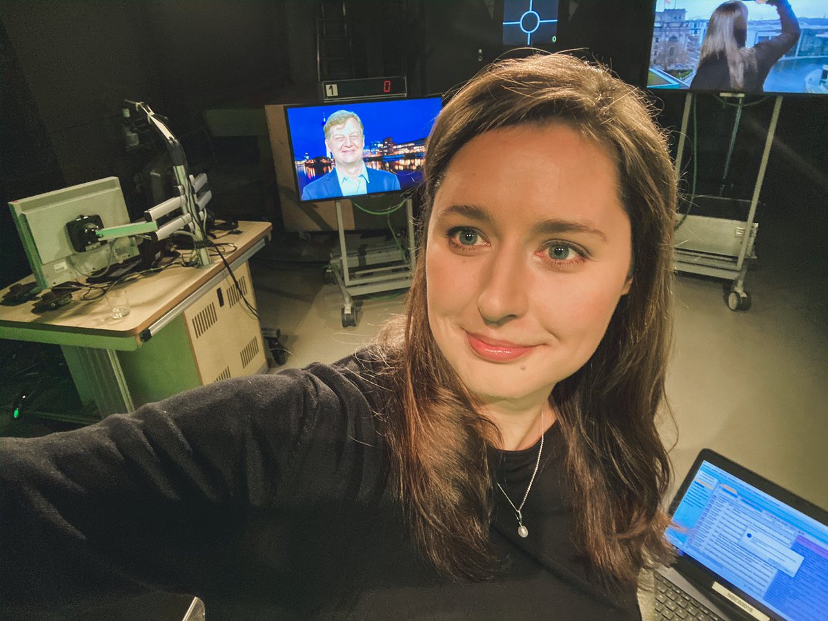 schiebde's tweet image. Heute gehts in #Angeklickt #wdr @aktuelle_stunde um #Metadaten bei #Whatsapp und co — @kattascha  hat im Studio Berlin selfie gemacht 🤣😍 danke für den Talk!