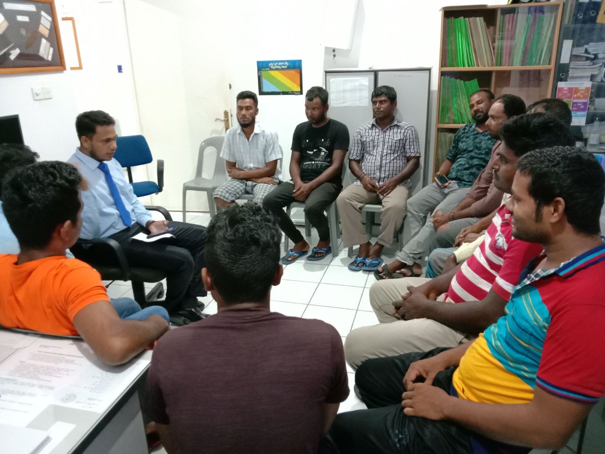 maduvvaree's tweet photo. ކޮރޯނާ ވައިރަސް ރޯގާއާ ގުޅިގެން މ.މަޑުއްވަރީގައި ދިރިއުޅޭ ބަންގްލަދޭޝް މަސައްކަތްތެރިންނަށް، ބައްޔާގުޅޭ މައުލޫމާތުދީ، ހޭލުންތެރި ކުރުމުގެ ޕްރޮގްރާމެއް މ. މަޑުއްވަރީ ޞިއްޙީމަރުކަޒުގައި ކުރިއަށްގެންދަނީ. https://t.co/lIB1utpNHH