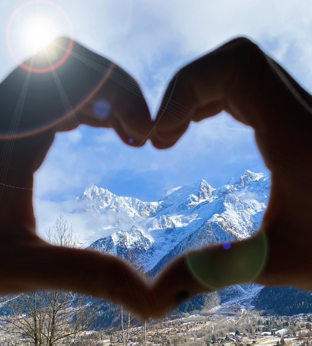 amazoncreek's tweet photo. #ValentinesDay2020 in @MONTBLANC_NR  is looking spectacular. We hope you have had a wonderful day. #Chamonix #MontBlanc 💕😍🚠 https://t.co/Lj7LOCFriy